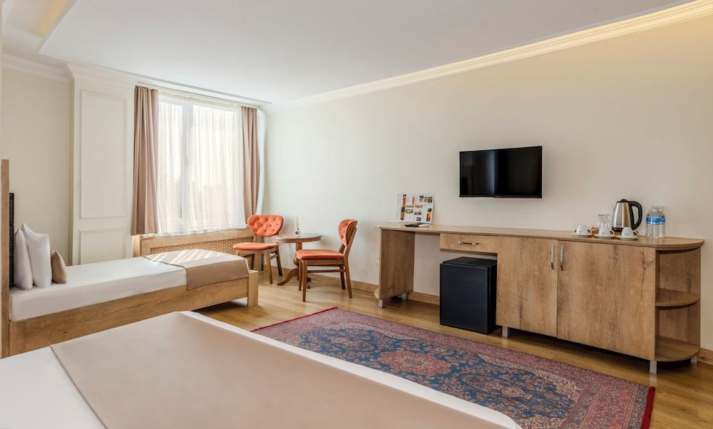 Porta Romanos Hotel Standard Triple Room 11