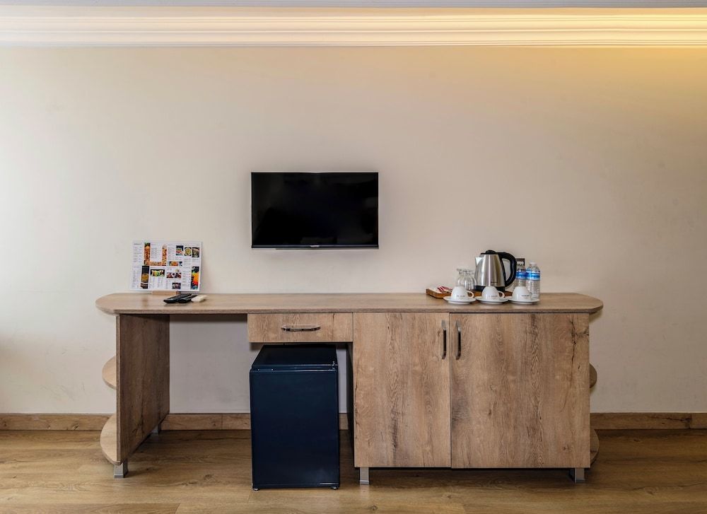 Porta Romanos Hotel Standard Triple Room 10