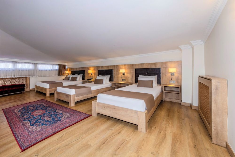 Junior Room, Multiple Beds, Non Smoking, Bathtub