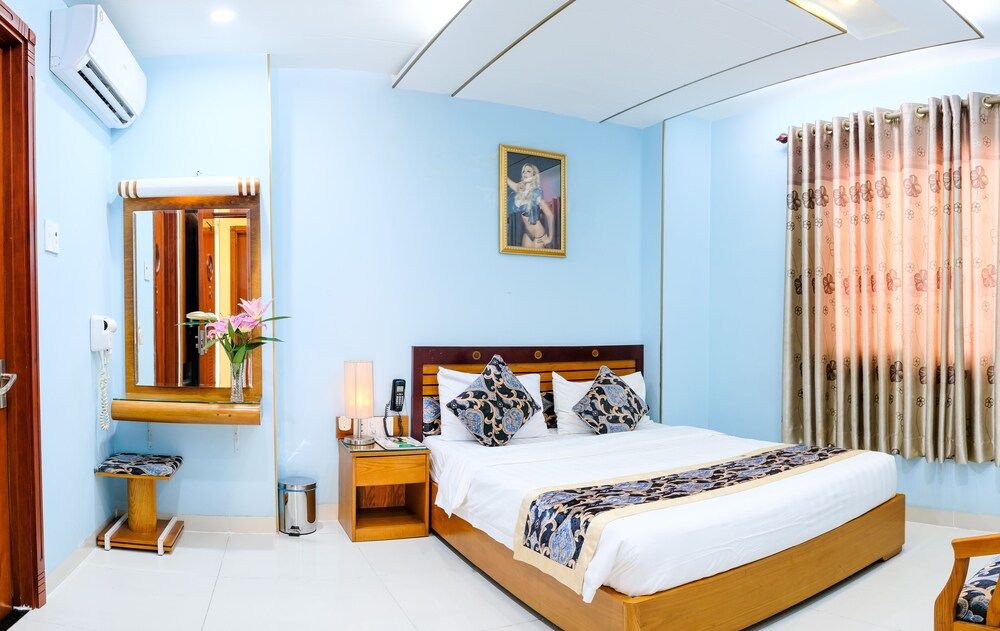 Ken Hotel Deluxe Double Room, No Windows 3