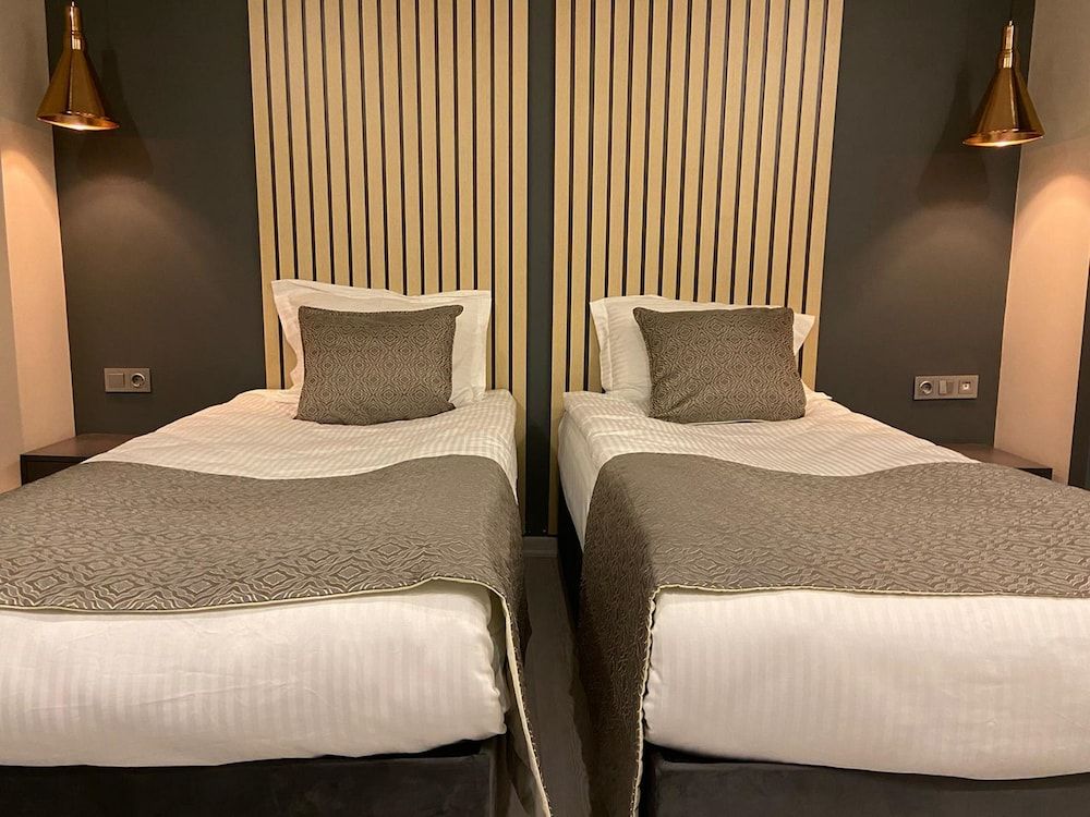 undefined Antik Houses 5