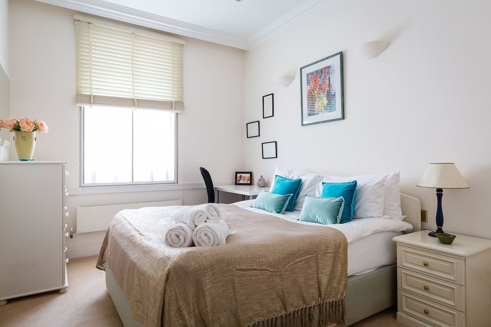 undefined 2-bed 2-bath Next to Park Lane 4