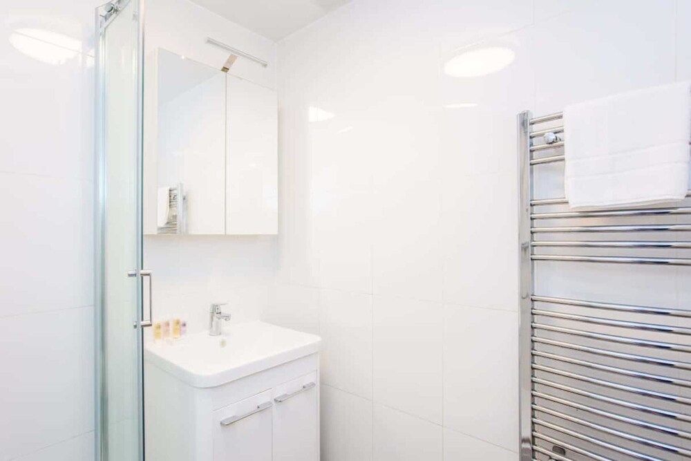 undefined Energised Apartment With Gym in Brent Park 10