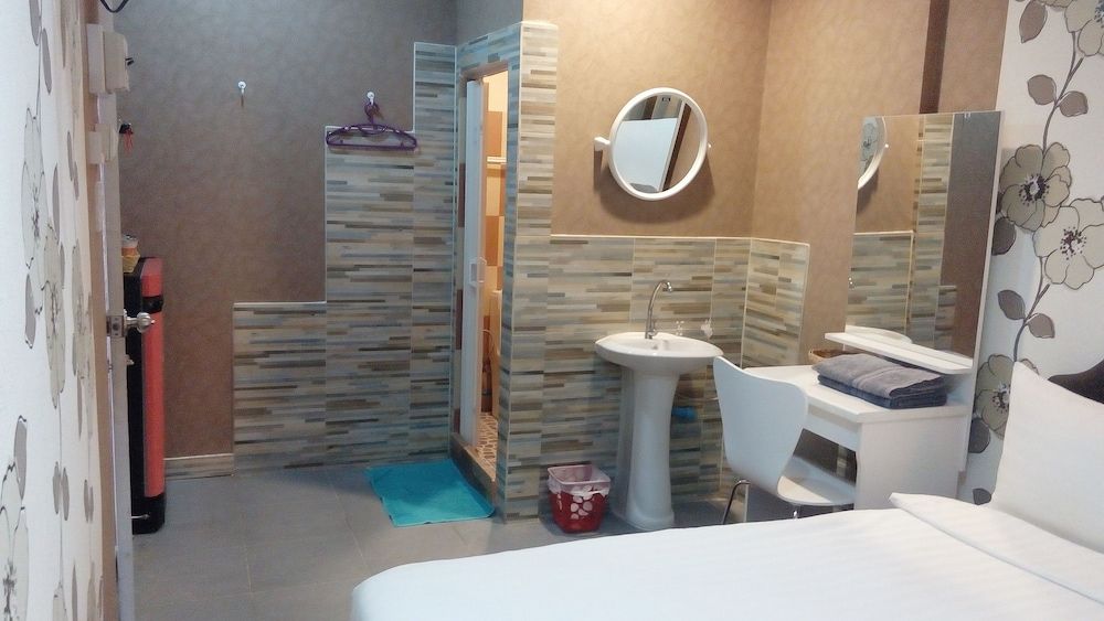 14 Plus 1 Hotel Deluxe Double Room 5