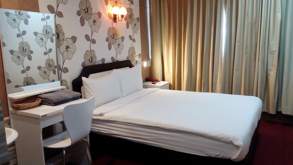 undefined 14 Plus 1 Hotel 5