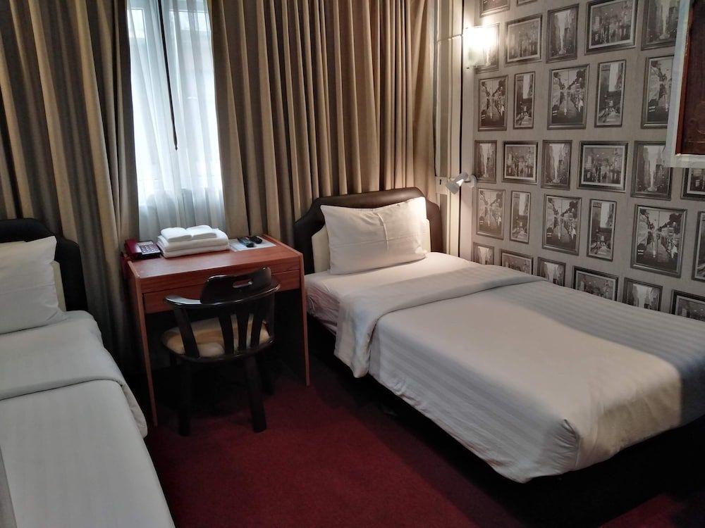 14 Plus 1 Hotel Deluxe Twin Room