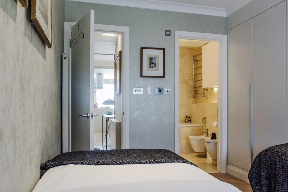 undefined Beautiful 2 Bed 2 Bath Flat in South Kensington 4