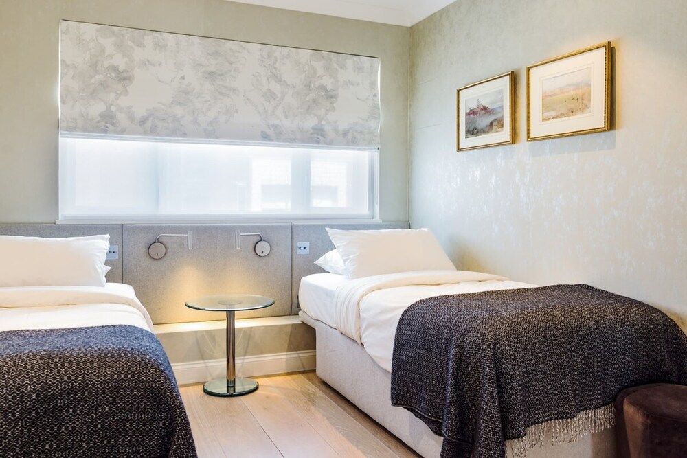 undefined Beautiful 2 Bed 2 Bath Flat in South Kensington 6