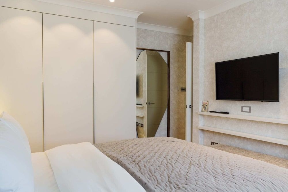 undefined Beautiful 2 Bed 2 Bath Flat in South Kensington 8