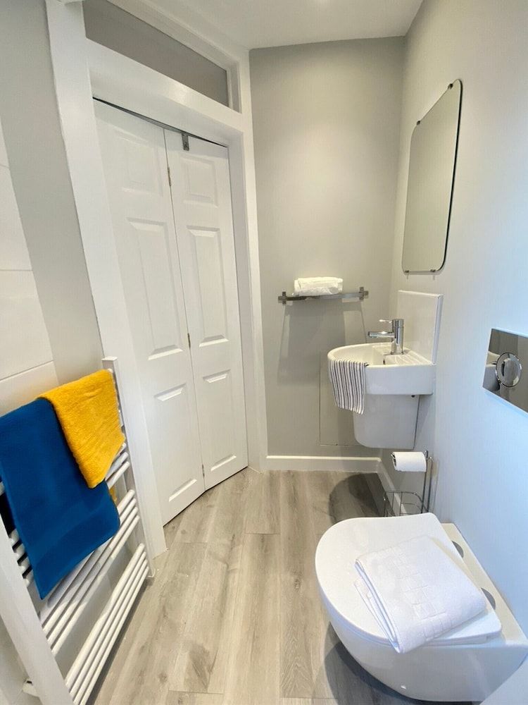 Wimbledon Studios Deluxe Studio, Ensuite 8
