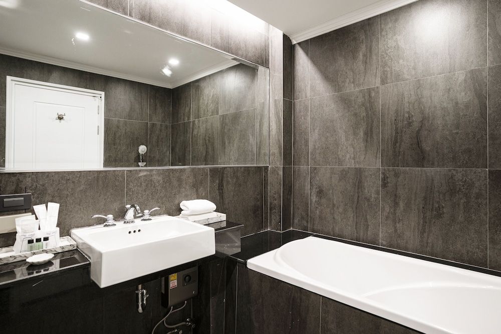 Maple Haus Sukhumvit 33 By Favstay Premier Room 12