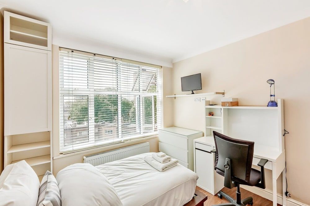 undefined Great 2 Bed, 2 Bath Apartment Next to Hyde Park 8