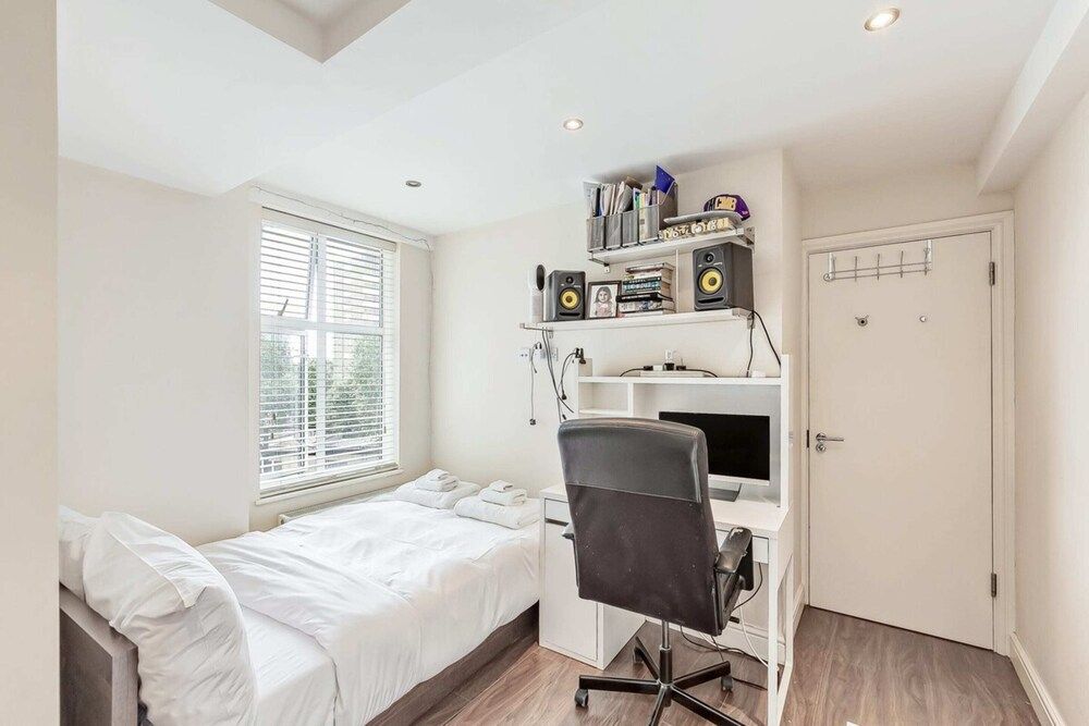undefined Great 2 Bed, 2 Bath Apartment Next to Hyde Park 6