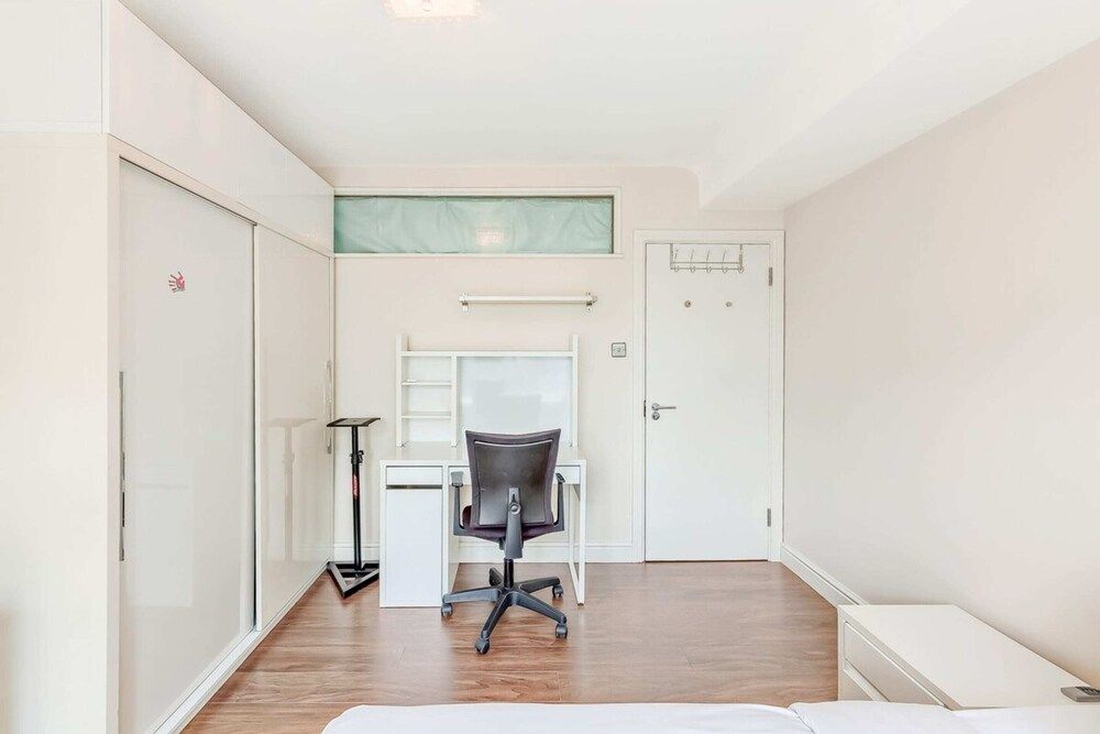 undefined Great 2 Bed, 2 Bath Apartment Next to Hyde Park 9