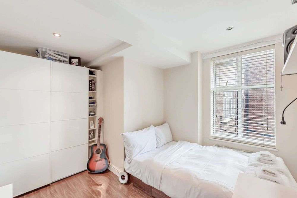 undefined Great 2 Bed, 2 Bath Apartment Next to Hyde Park 3