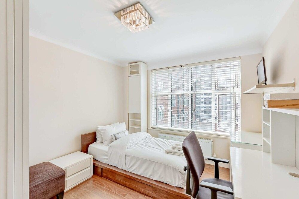 undefined Great 2 Bed, 2 Bath Apartment Next to Hyde Park 10