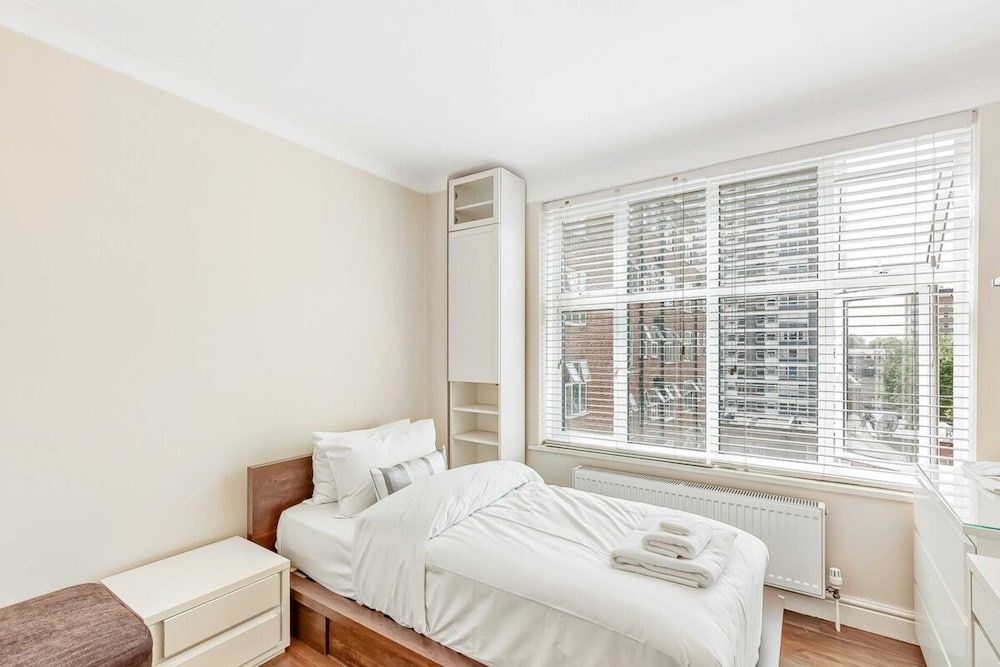 undefined Great 2 Bed, 2 Bath Apartment Next to Hyde Park 4