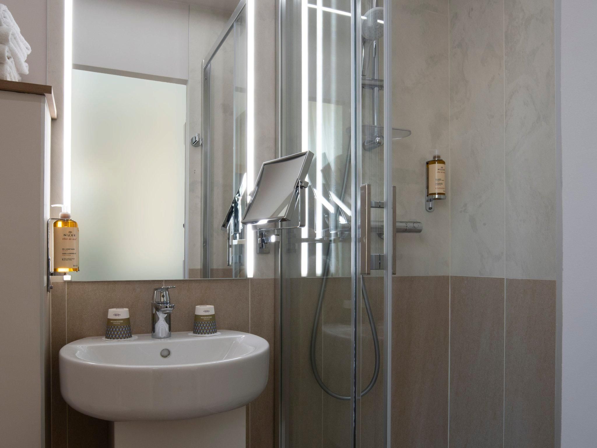 Mercure Paris Opera Lafayette Classic room with double bed 3