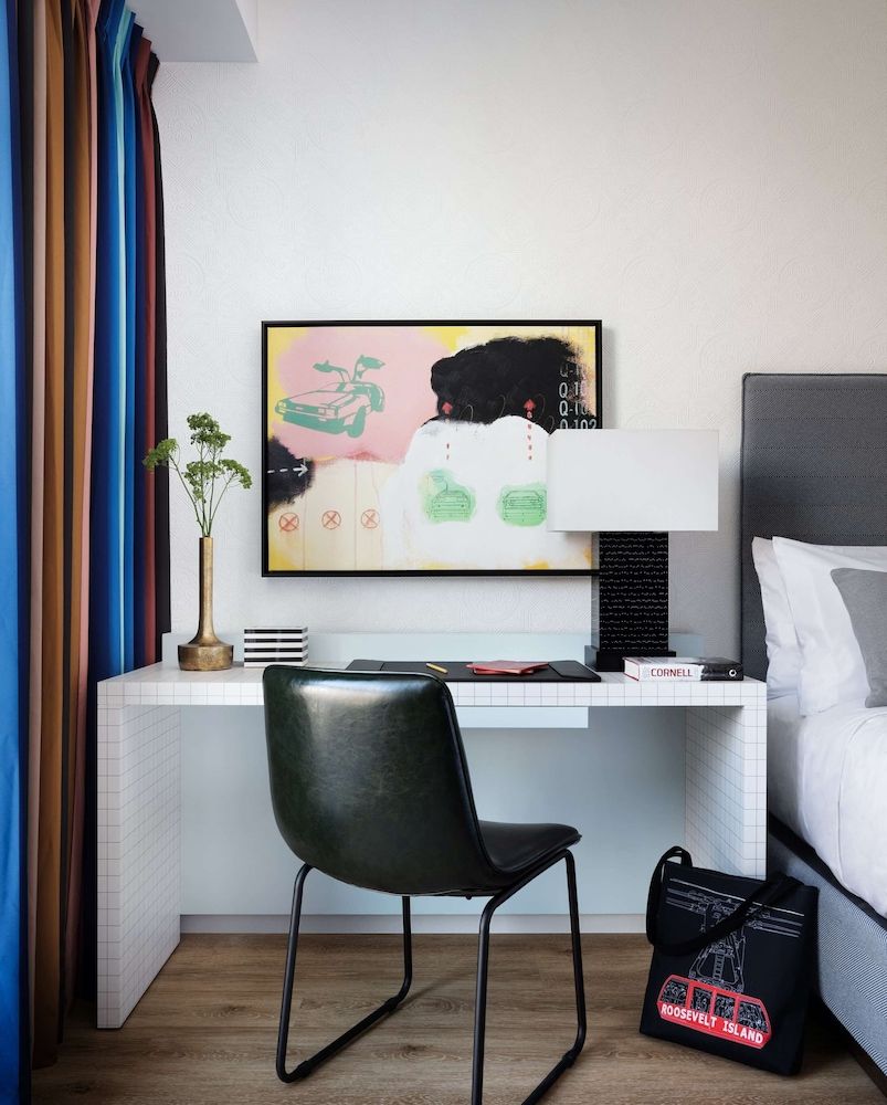 Graduate by Hilton New York Room, 1 King Bed, Roll-in Shower (Mobility & Hearing) 5