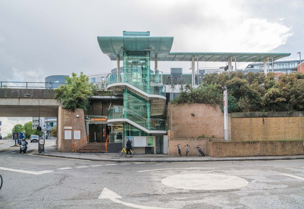 undefined Charming Chelsea Home by the River Thames 4