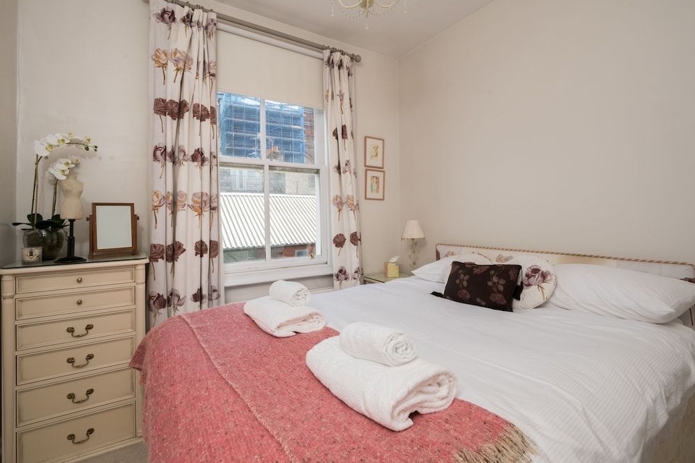 undefined Charming Chelsea Home by the River Thames