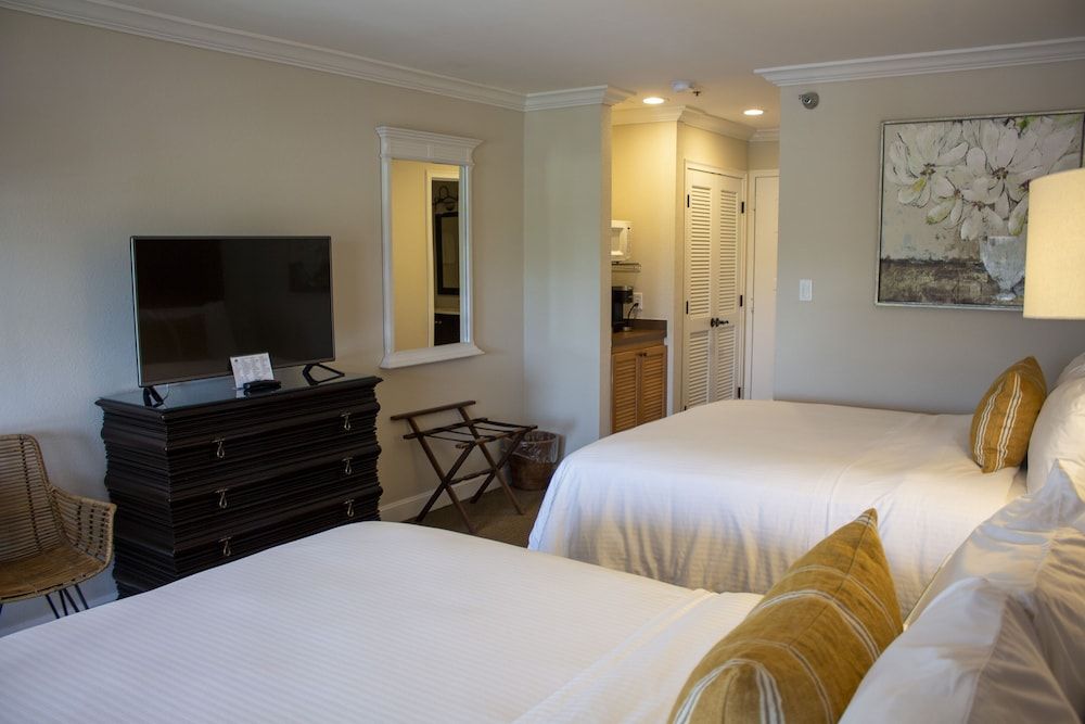 Inn On The Lakes Deluxe Room, 2 Queen Beds, Lakeview, Non Smoking 3