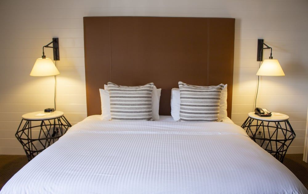 Inn On The Lakes Standard Room, 1 King Bed, Non Lakeview, Non Smoking