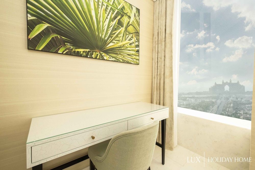 LUX Iconic Views at The Palm Tower 6