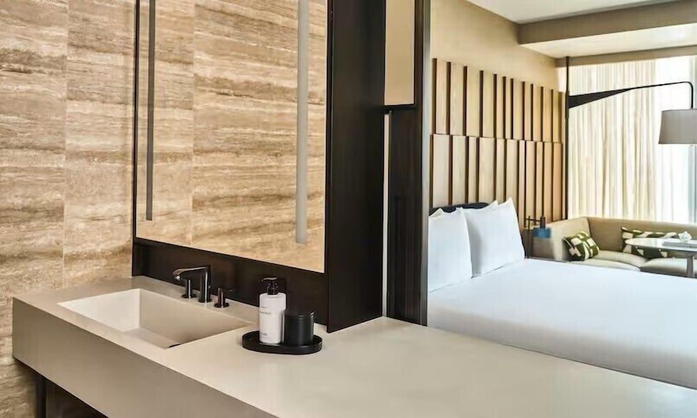 Conrad Los Angeles Deluxe Room, 1 King Bed 2