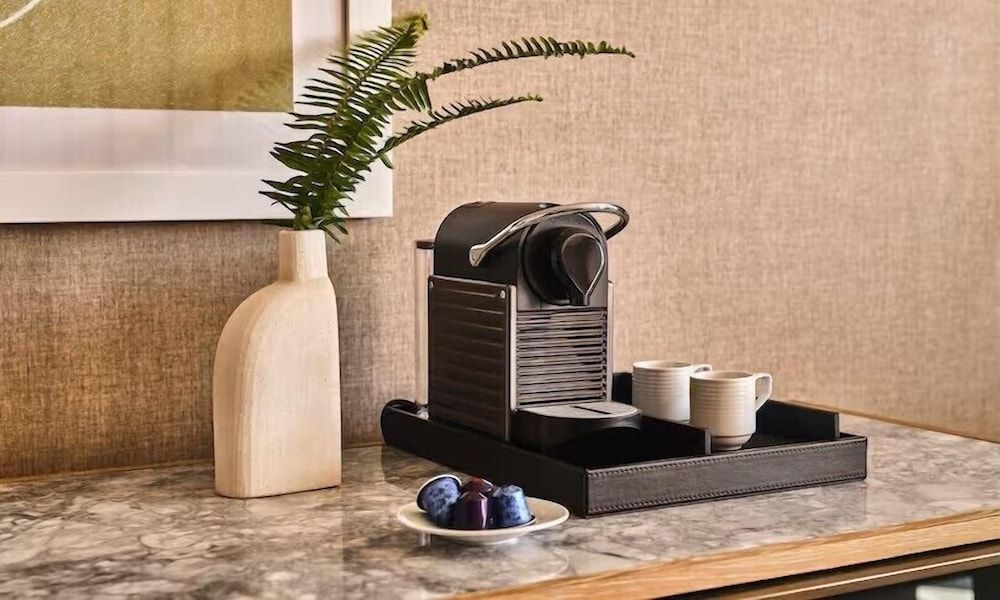 Conrad Los Angeles Deluxe Room, 1 King Bed 3