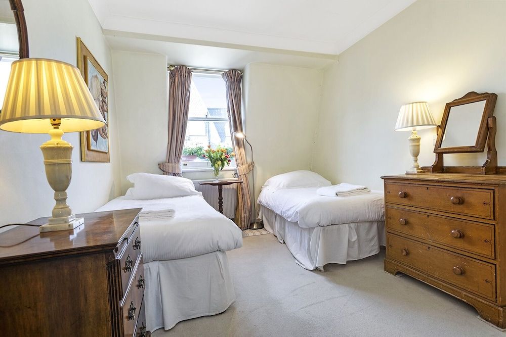 undefined Typically English 2 Bedroom Apartment in Residential Area Near South Kensington