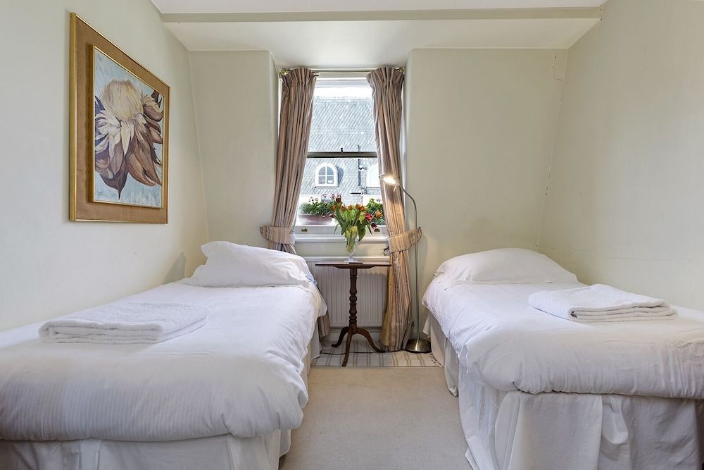 undefined Typically English 2 Bedroom Apartment in Residential Area Near South Kensington 2