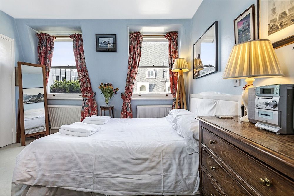 undefined Typically English 2 Bedroom Apartment in Residential Area Near South Kensington 4