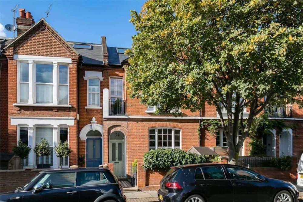 undefined Large and Modern 3 Bedroom Family Home in Earlsfield