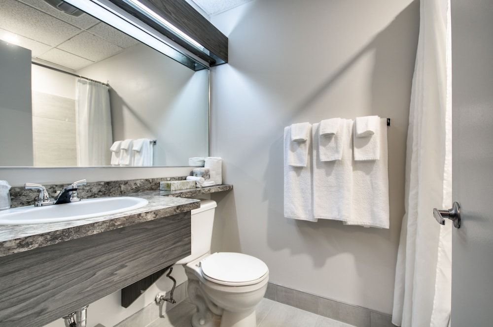 Hotel Marineau Shawinigan Classic Room, 1 King Bed (1st floor, no elevator) 7