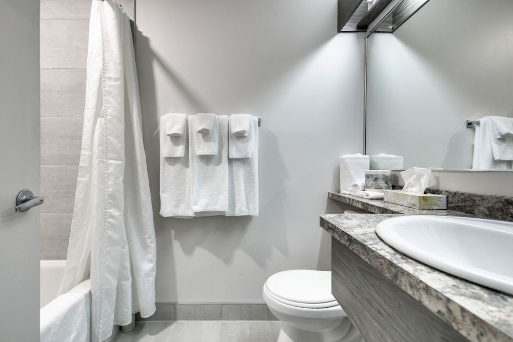 Hotel Marineau Shawinigan Classic Room, 1 King Bed (1st floor, no elevator) 6