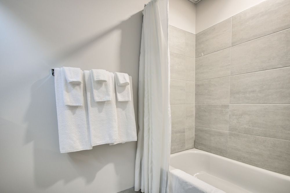 Hotel Marineau Shawinigan Classic Room, 1 King Bed (1st floor, no elevator) 8