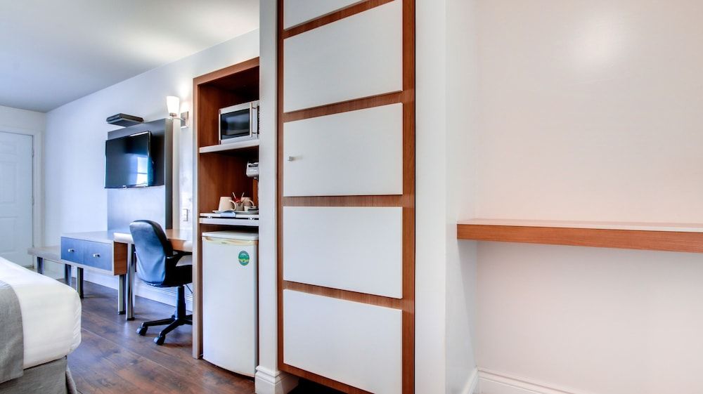 Hotel Marineau Shawinigan Deluxe Room, Ground Floor 6