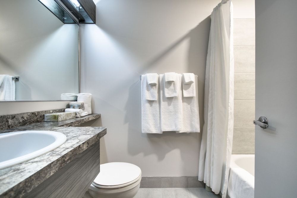 Hotel Marineau Shawinigan Classic Room, 1 King Bed (1st floor, no elevator) 5
