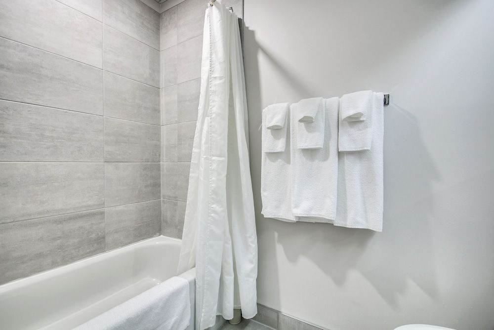 Hotel Marineau Shawinigan Classic Room, 1 King Bed (1st floor, no elevator) 9