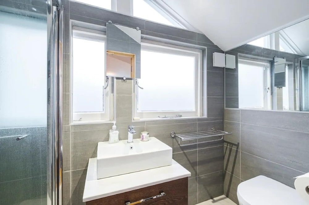 NEW Stunning 5BD Kensington House House (5 Bedrooms) 17