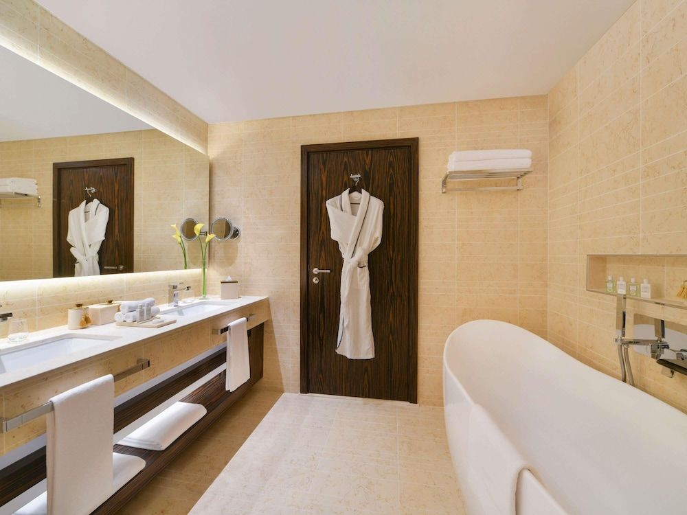 Sofitel Dubai The Obelisk Deluxe Room, 1 King Bed 4