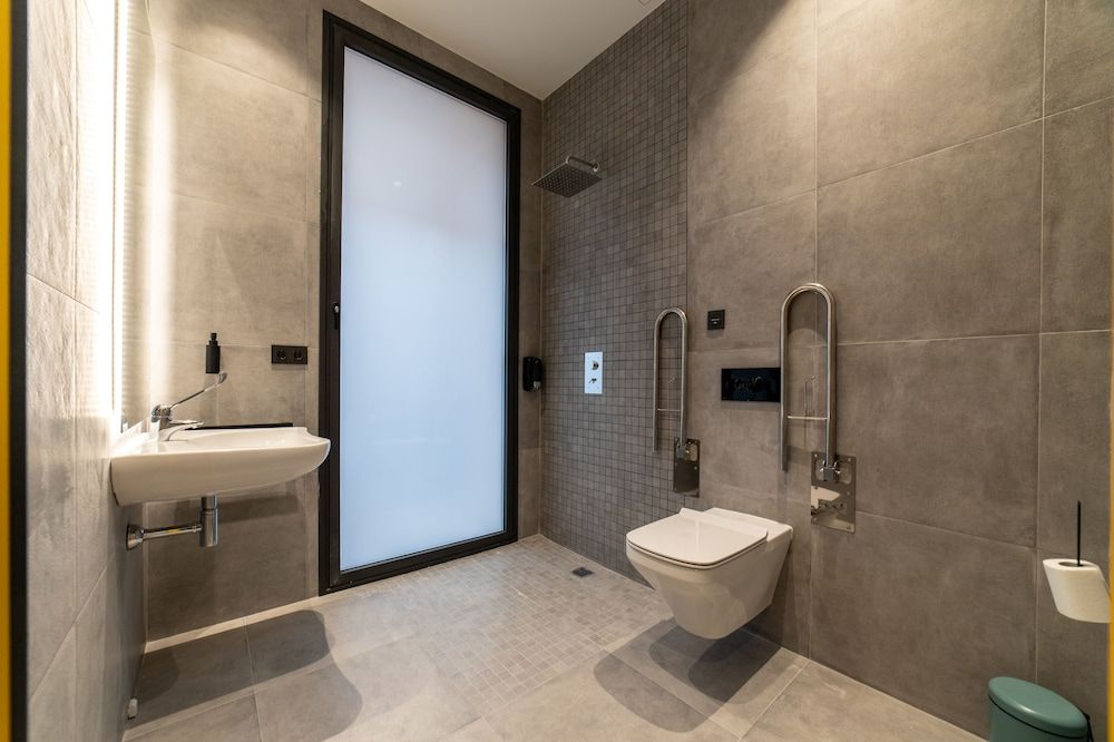 Petit Hostel La Latina - Adults Only Quadruple Room (Private / Ages 18-50) 10