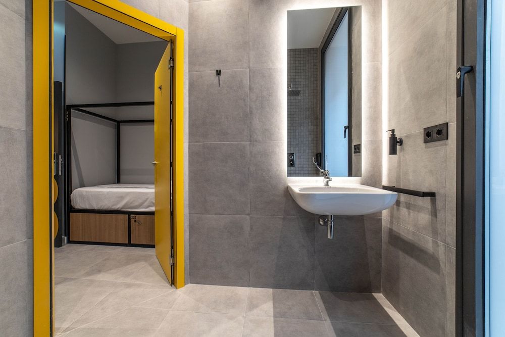 Petit Hostel La Latina - Adults Only Quadruple Room (Private / Ages 18-50) 11