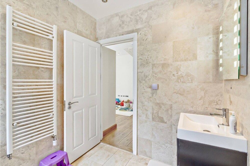 undefined Stylish and Bright 3 Bedroom Duplex in North London 5