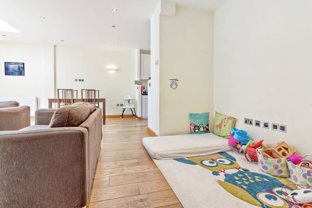 undefined Stylish and Bright 3 Bedroom Duplex in North London 9