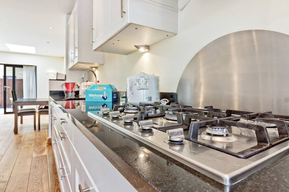 undefined Stylish and Bright 3 Bedroom Duplex in North London 10