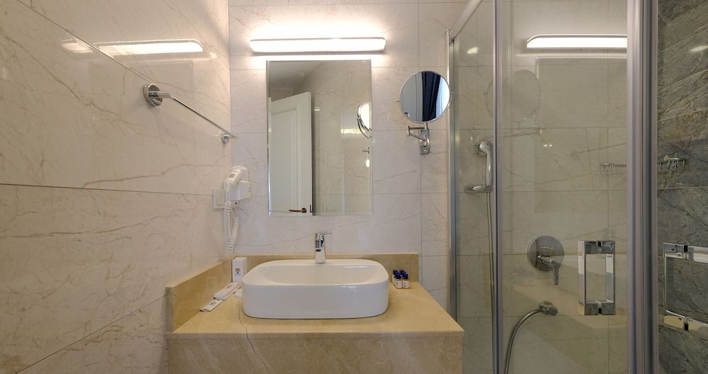 Mai Inci Hotel Economy Double or Twin Room, No Window 5