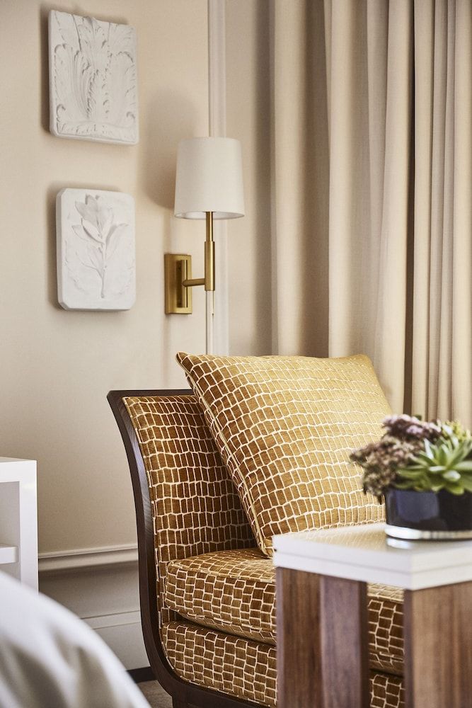 Four Seasons Hotel Madrid Superior Room, 1 King Bed (King) 9