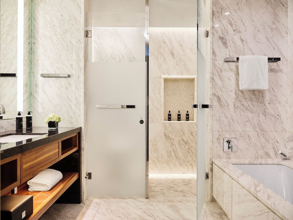 Four Seasons Hotel Madrid Superior Room, 1 King Bed (King) 6